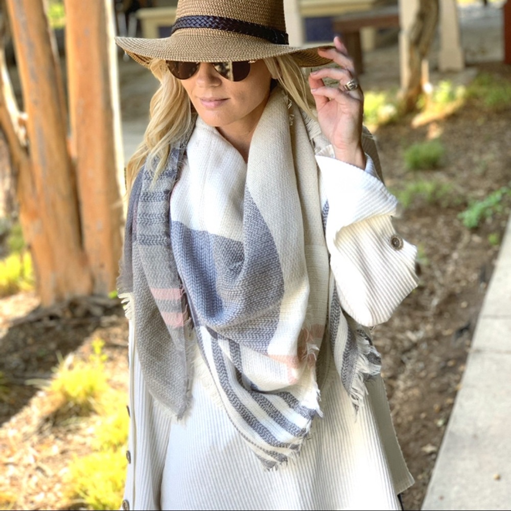 ✨RESTOCK✨Grey, blush and ivory plaid blanket scarf - Picture 2 of 3